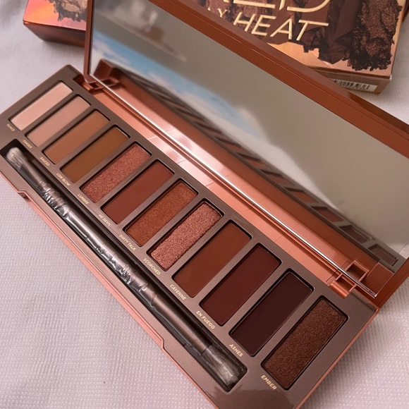 Brand New Urban Decay heated eyeshadow palette - Picture 2 of 5